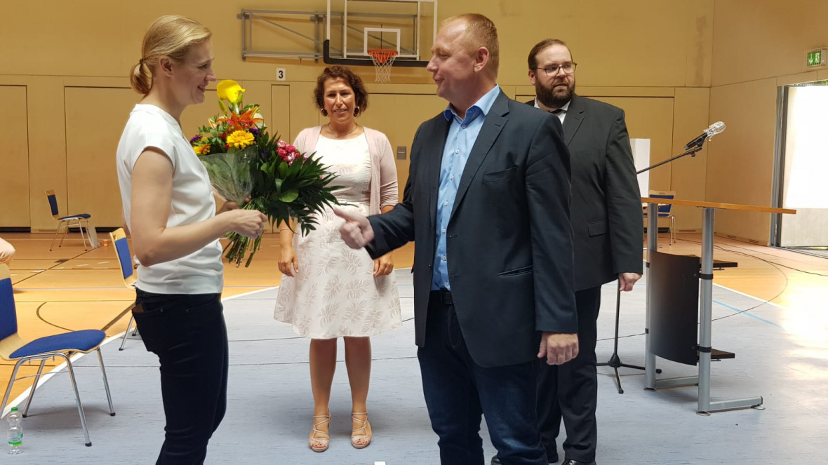 Zu den ersten Gratulanten gehört der Vorsitzende des Kreisverbandes Barnim, Danko Jur | Foto: Carolin Bucher-Schulz